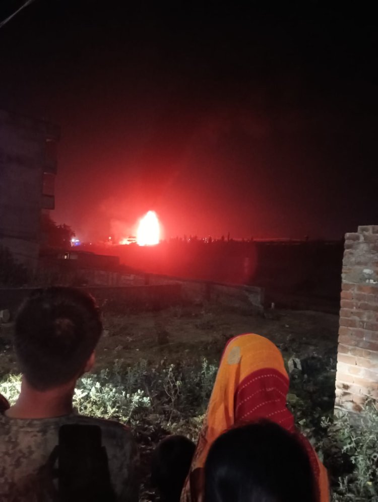 चलती ट्रक में अचानक लगी ,बीच सड़क पर धू धू कर जली ट्रक