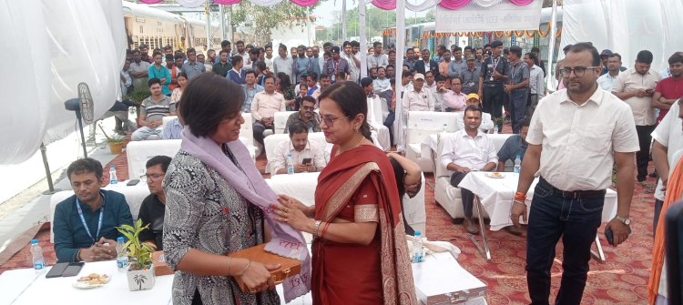 कार्यकारी निदेशक हेरिटेज.रेलवे बोर्ड नई दिल्ली सुश्री आशिमा मेहरोत्रा ने हेरिटेज टूरिस्ट कोच हरी झंडी दिखाकर किया रवाना