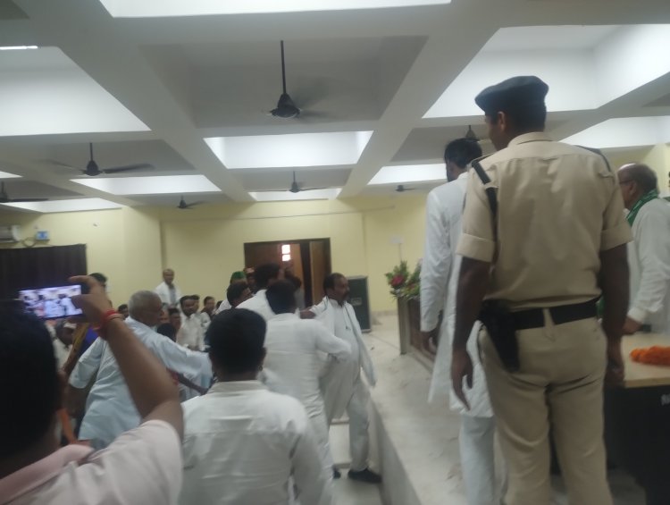बिहार विधानसभा चुनाव को लेकर राजद कार्यकर्ताओं का महाजुटान को लेकर राजद कार्यकर्ता ने सामाजिक न्याय परिचर्चा कार्यक्रम आयोजित किया गया और राजद प्रखंड कार्यकर्ताओं में बगावत देखने को मिला