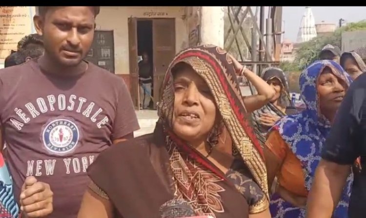 जमकर नारेबाजी की और लापरवाही करने का आरोप लगाया,