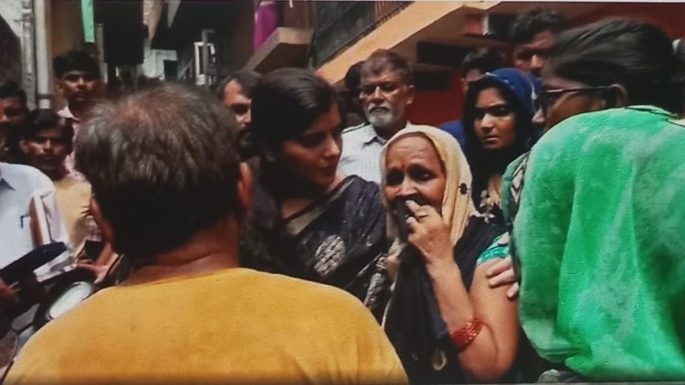 मथुरा । कच्ची सड़क पर भूमाफिया की करतूत से गिरा टीला हादसे के वक्त घर में मौजूद थे परिवार के 20 सदस्य