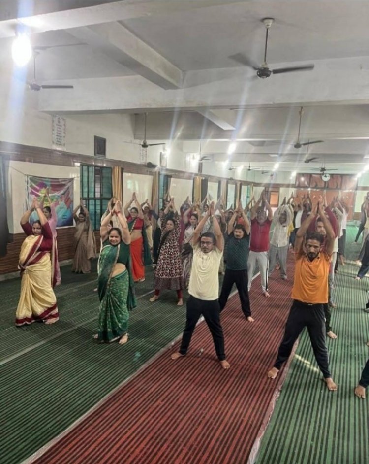 गोवर्धन - अंतर्राष्ट्रीय योग दिवस पर लोगों ने किया योगाभ्यास।