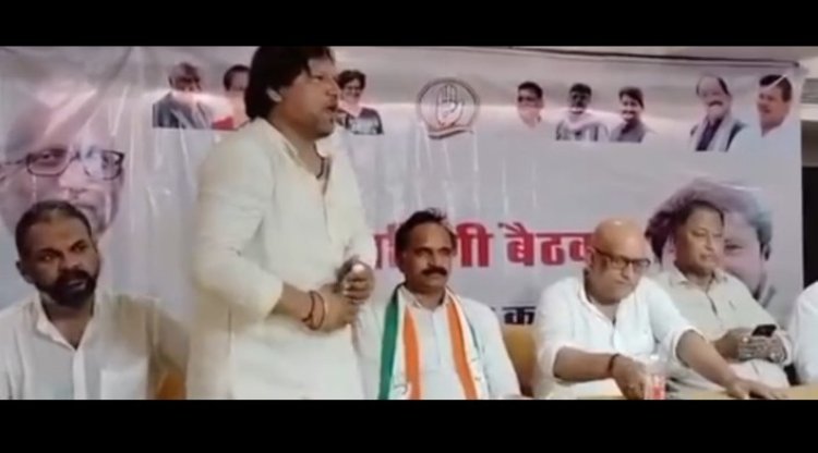 मथुरा - कांग्रेस पार्टी के कार्यकर्ता ने मां यमुना का पूजन कर मां जमुना को शुद्ध कराने का लिया संकल्प।