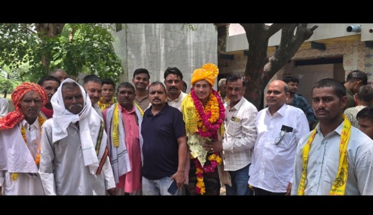 मथुरा - ग्राम नगला माना में फौजी की ट्रेनिंग कर लौटे फौजी भाई का ग्राम वासियों ने किया जोरदार स्वागत।