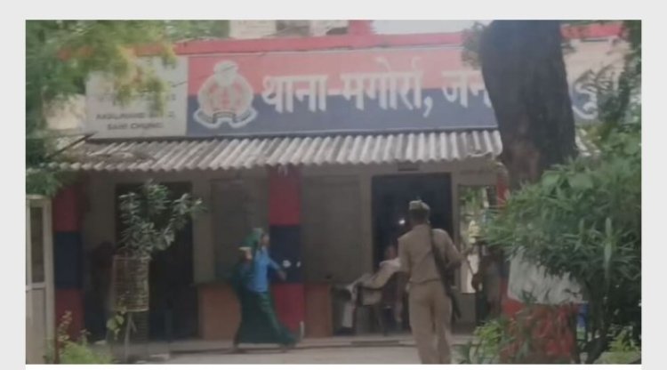 पुलिस कर्मियों पर रिश्वत मांगने का आरोप लगाते, वीडियो वायरल