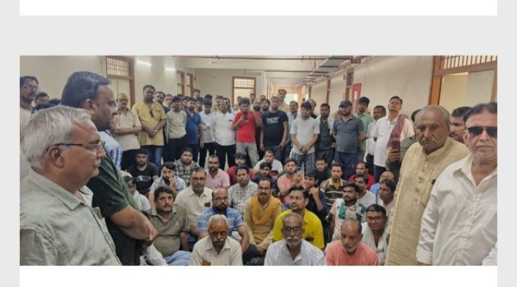 नगर निगम अधिकारियों के तोड़फोड़ व सामान उठा ले जाने के विरोध में बाजार बंद कर प्रदर्शन