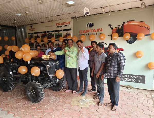 विद्यमान देवसरकार उपाख्य झांबरे सरकार श्री अनंतदेव भालचंद्रदेव कुलकर्णी जी (ऑटोमोबाईल इंजिनिअर) के प्रमुख उपस्थिती मे सह्याद्री ट्रॅक्टर डिलरशिप पंढरपूर का कॅप्टन किसान मेला संपन्न हुआ