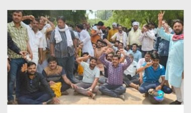 बिजली कटौती से हाहाकार, पागल बाबा बिजलीघर पर प्रदर्शन