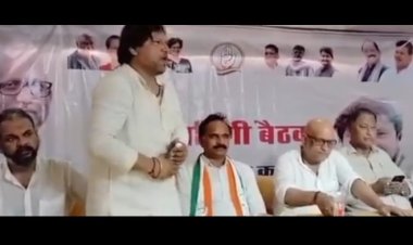 मथुरा - कांग्रेस पार्टी के कार्यकर्ता ने मां यमुना का पूजन कर मां जमुना को शुद्ध कराने का लिया संकल्प।