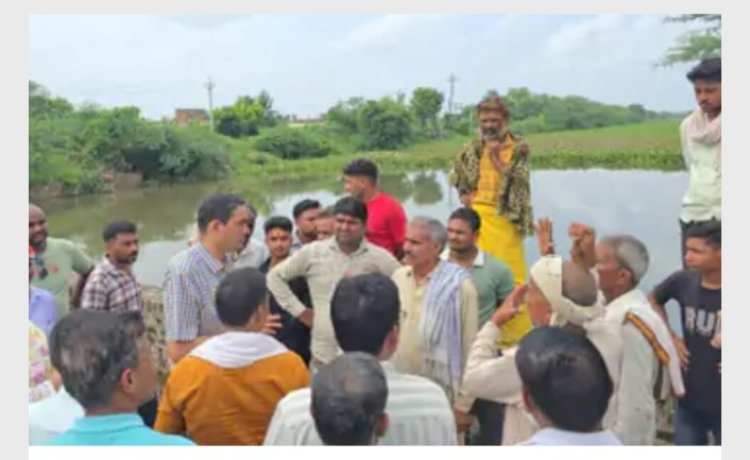 मथुरा जिलाधिकारी ने महरौली और जानू गांव का किया निरीक्षण:जलभराव की समस्या पर तत्काल राहत कार्यों के निर्देश दिए