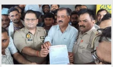 टेंटीगांव के कस्वे में शराब के ठेके हटवाने को धरने पर बैठे ग्रामीण