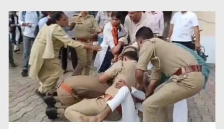बीएसए कॉलेज में प्रदर्शन कर रहे एबीवीपी छात्रों और पुलिस में नोकझोंक