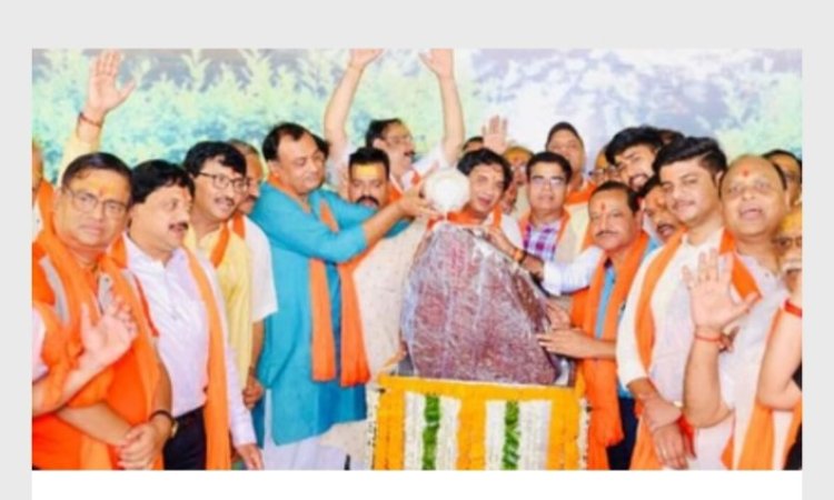 गोवर्धन में गिरिराजजी पर वही पंचरत्नम महाभिषेक की धारा