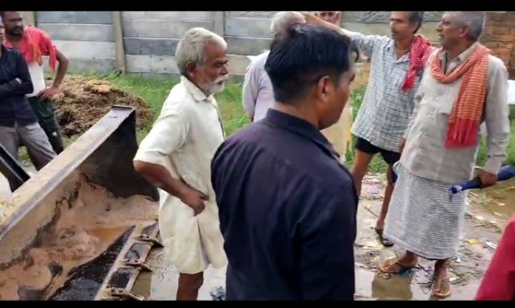 जबरदस्ती जेसीबी द्वारा मिट्टी डालकर रास्ते का पानी रोकने का ग्रामीणों ने लगाया आरोप