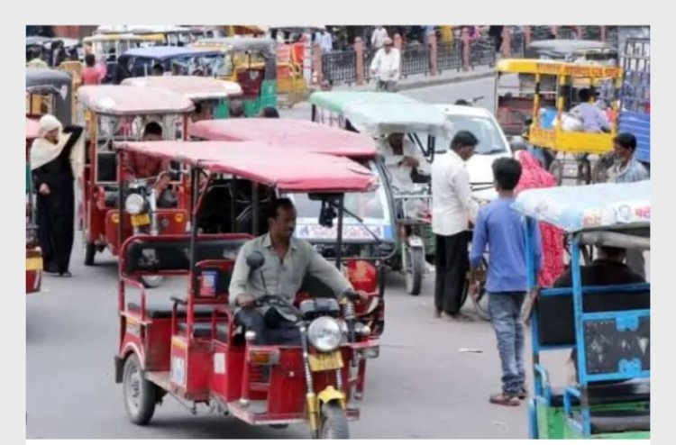 बीच सड़क पर हिंदू प्रेमिका को ई-रिक्शा में जबरन बैठा रहा मुस्लिम प्रेमी, तभी जमा हो गई लोगों की भीड़