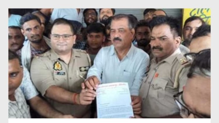 टेंटीगांव के कस्वे में शराब के ठेके हटवाने को धरने पर बैठे ग्रामीण