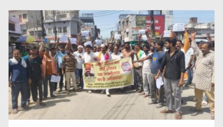 स्मार्ट मीटर से भड़के कारोबारी, अधिकारी नहीं मिले तो गेट पर चिपकाया ज्ञापन