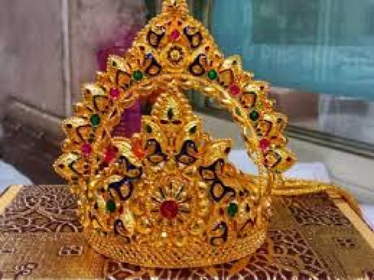 भक्त ने मां को चढ़ाया सोने का मुकुट 15 लाख रुपए है इसकी कीमत