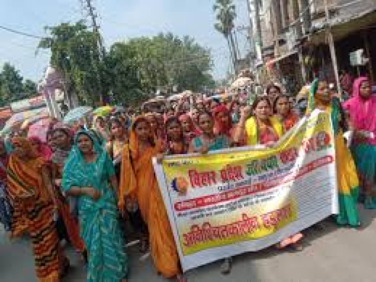 भागलपुर मे जीविका दीदियों ने घूस मांगने के विरोध में किया हंगामा, मौके पर पहुंची पुलिस