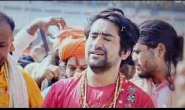 मथुरा - वृंदावन पहुंचे धीरेंद्र शास्त्री भावुक होकर रोए, ब्रज की धारा पर लोटकर किया प्रणाम ,संतों ने गले लगा कर दिया आशीर्वाद।